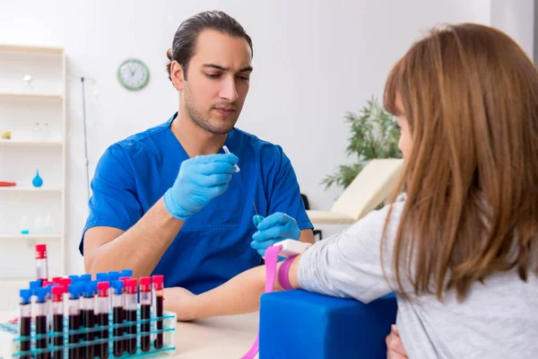 Mujer joven en concepto de transfusión de sangre — Foto de Stock