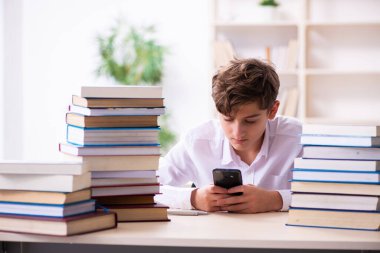 Öğrenci sınıfta sınava hazırlanıyor.