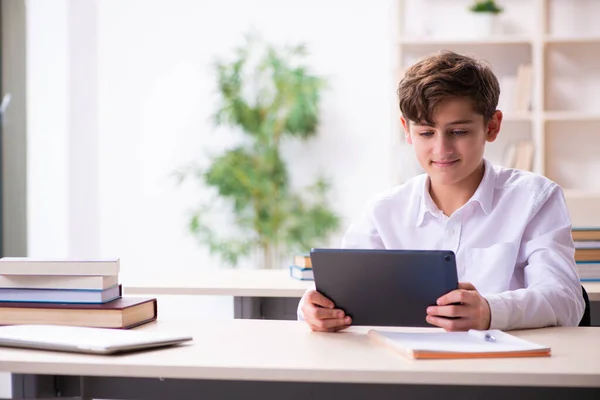 Schoolboy in Tele-Education-Konzept im Klassenzimmer — Stockfoto