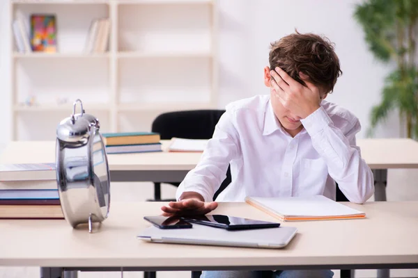 Skolpojke i tid management koncept i klassrummet — Stockfoto