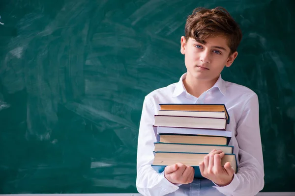 Colegial preparándose para los exámenes en el aula — Foto de Stock