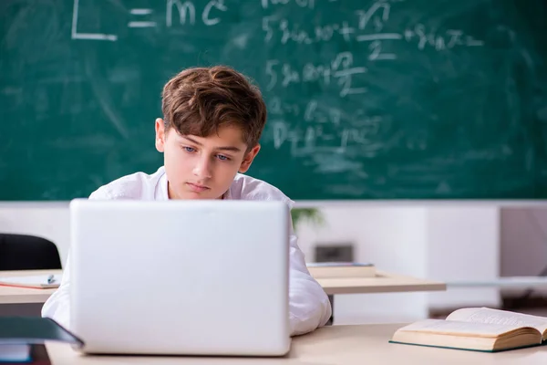 Un écolier en télé-éducation en classe — Photo