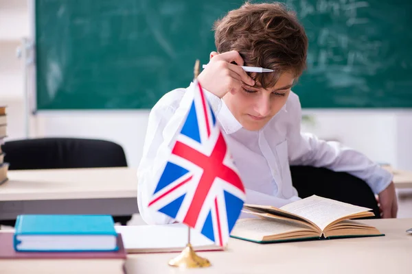 Iskolásfiú angol nyelvet tanul az interneten keresztül — Stock Fotó