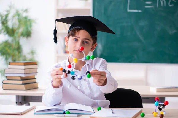 Jong afgestudeerd met moleculair model in de klas — Stockfoto