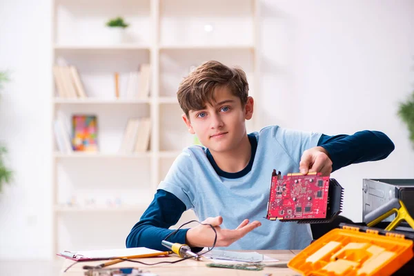 Αγόρι επισκευάζει υπολογιστές στο εργαστήριο — Φωτογραφία Αρχείου