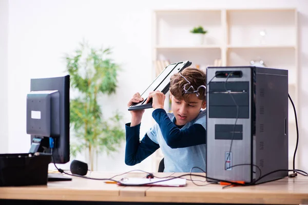 Menino reparar computadores na oficina — Fotografia de Stock