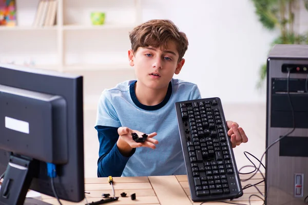 Menino reparar computadores na oficina — Fotografia de Stock