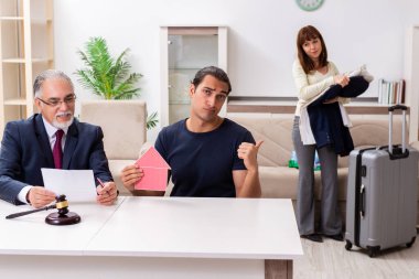 Boşanma konseptinde yaşlı yargıç ve genç çift