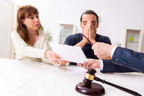 Advogado falando com casal divorciado em casa — Fotografia de Stock