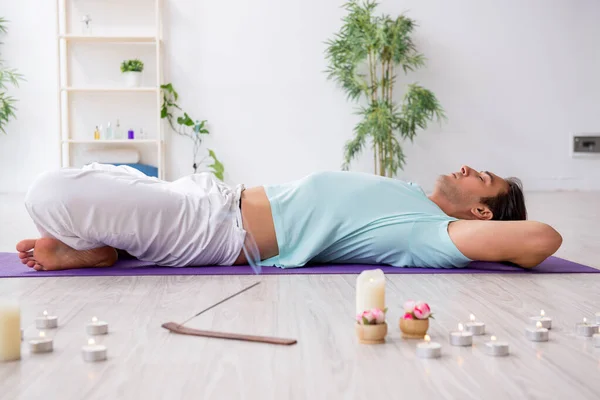 Fiatal férfi jógázás közben otthon — Stock Fotó