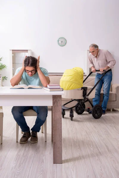 Avô aposentado cuidando de recém-nascido em casa — Fotografia de Stock