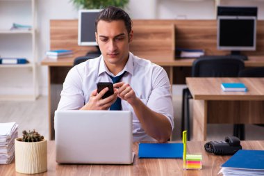 Ofiste çalışan genç bir erkek.