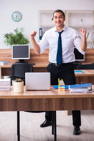 Giovane dipendente maschile che lavora in ufficio — Foto Stock