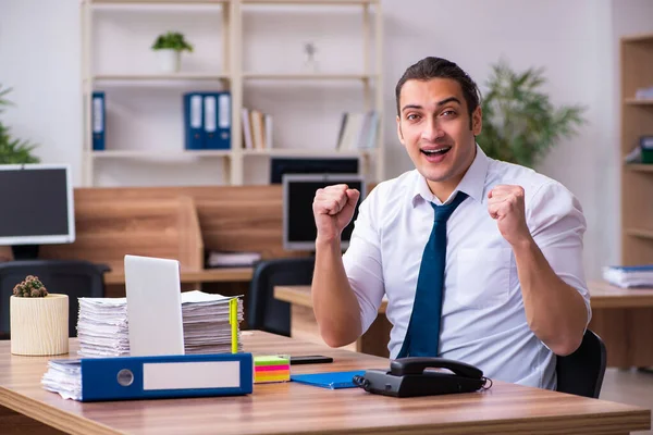 Junge männliche Angestellte im Büro — Stockfoto