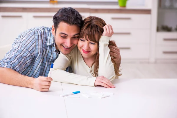 Pareja joven es muy feliz en el concepto de planificación del embarazo — Foto de Stock