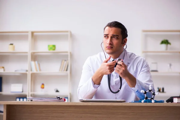 Ung manlig läkare med stetoskop på kliniken — Stockfoto