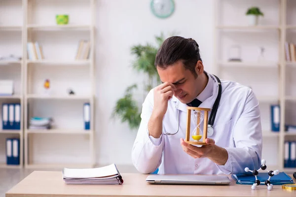 Junger männlicher Arzt im Zeitmanagement-Konzept — Stockfoto