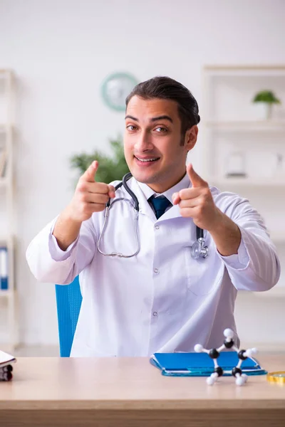 Joven médico masculino que trabaja en la clínica —  Fotos de Stock