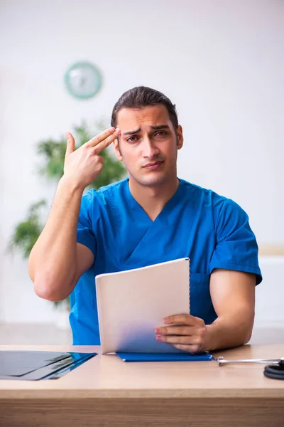 Joven médico masculino que trabaja en la clínica — Foto de Stock