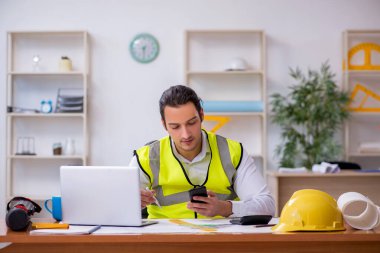 Ofiste çalışan genç erkek mimar.