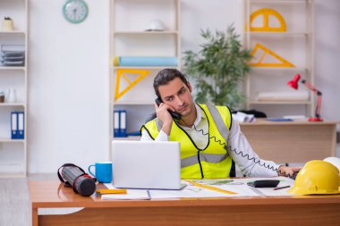 Ofiste çalışan genç erkek mimar.