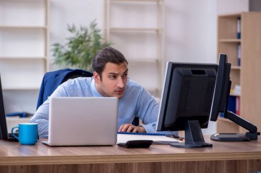 Ofiste çalışan genç bir erkek.