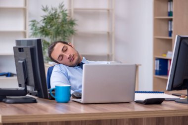 Genç bir erkek işçi aşırı işten memnun değil.