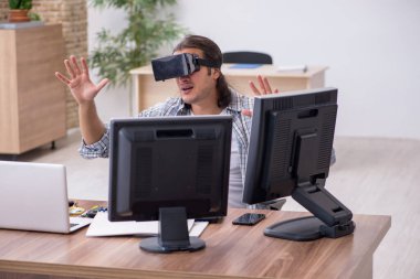 Ofiste çalışan genç bir erkek.