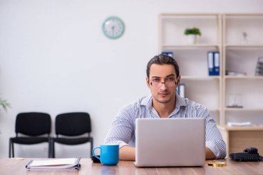 Ofiste çalışan genç bir muhasebeci.