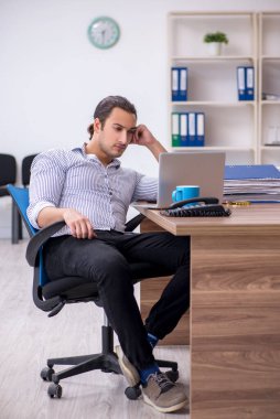 Ofiste çalışan genç bir muhasebeci.