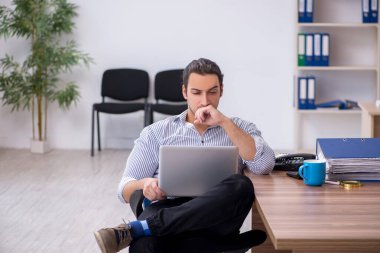 Ofiste çalışan genç bir muhasebeci.