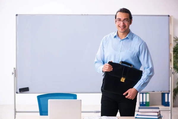 Joven profesor guapo delante de la pizarra — Foto de Stock