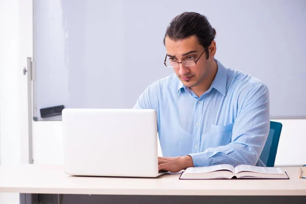 Junge hübsche Lehrerin in Tele-Education-Konzept — Stockfoto