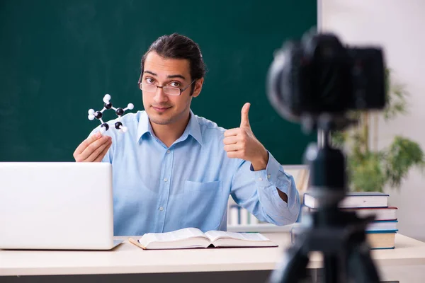 Joven profesor guapo grabación de vídeo para su blog — Foto de Stock