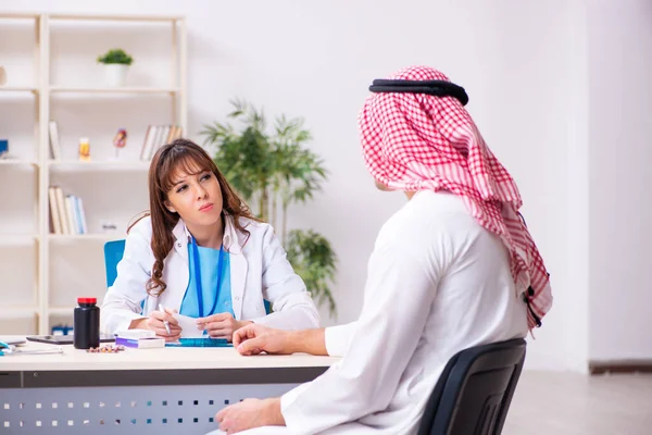 Jonge Arabische zakenman bezoekt blanke vrouwelijke arts — Stockfoto