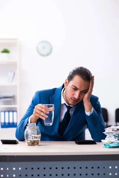 Junge männliche Buchhalterin im Konzept der Budgetplanung — Stockfoto