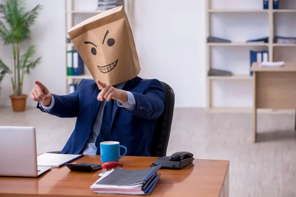 Jeune employé masculin avec boîte au lieu de sa tête — Photo