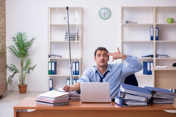 Giovane dipendente maschile che soffre sul posto di lavoro — Foto Stock