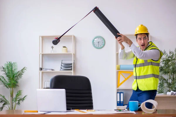 Junger männlicher Architekt arbeitet im Büro — Stockfoto