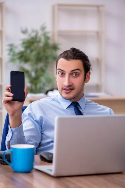 Joven empleado masculino que trabaja en la oficina —  Fotos de Stock