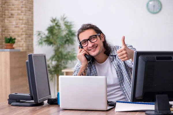 Jeune homme il spécialiste travaillant dans le bureau — Photo