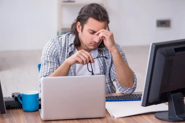 Junge männliche IT-Fachkraft arbeitet im Büro — Stockfoto