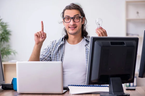 Joven hombre es especialista que trabaja en la oficina —  Fotos de Stock