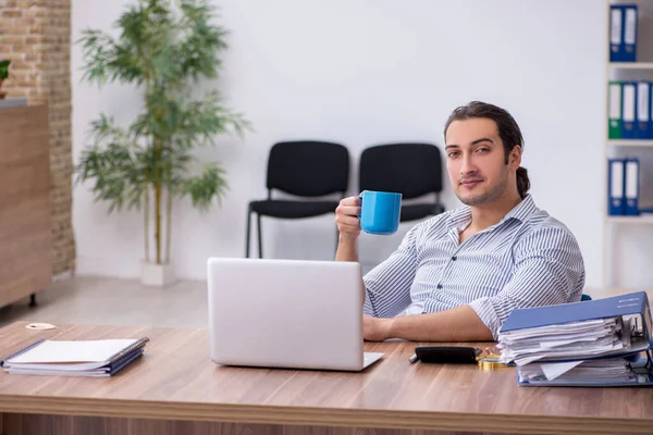 Jonge mannelijke boekhouder werkt in het kantoor — Stockfoto