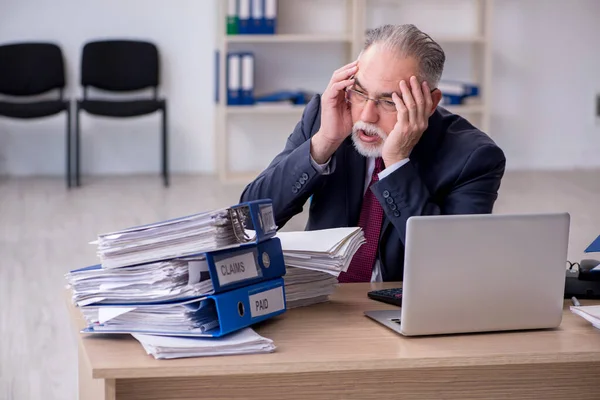 Homem idoso empregado infeliz com excesso de trabalho — Fotografia de Stock