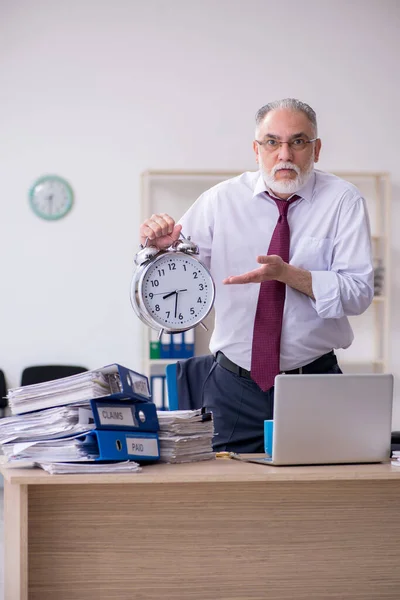 過剰な仕事に不満を持つ高齢男性社員 — ストック写真