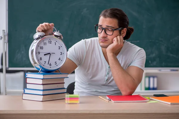 Mladý muž učitel student sedí ve třídě — Stock fotografie