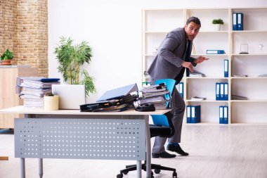 Genç bir erkek işçi aşırı işten memnun değil.