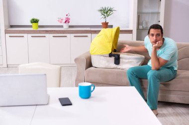 Genç erkek ebeveyn yeni doğan bebeğe evde bakıyor.