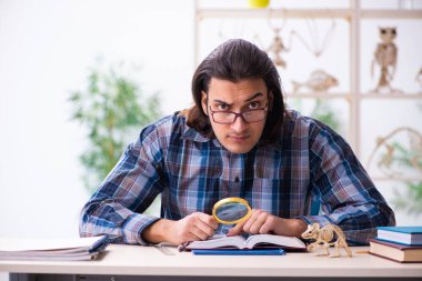 Sınıftaki genç erkek paleontolog.